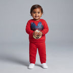 Niña pequeña vistiendo conjunto EmpiBy de dos piezas rojo con estampado de Minnie Mouse y zapatillas blancas