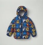 Chaqueta acolchada EmpiBy azul con capucha y estampado educativo de animales y letras del abecedario para niños