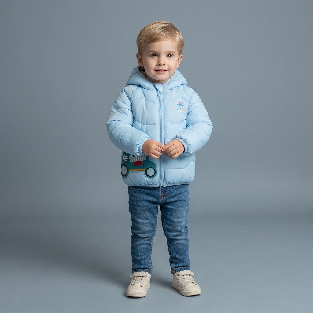 Niño pequeño vistiendo chaqueta acolchada EmpiBy azul claro con capucha de orejitas y estampado de coche