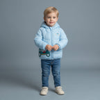 Niño pequeño vistiendo chaqueta acolchada EmpiBy azul claro con capucha de orejitas y estampado de coche