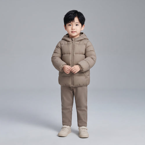 Niño pequeño vistiendo chaqueta acolchada EmpiBy color beige con capucha y orejitas de oso, estilo casual y tierno.