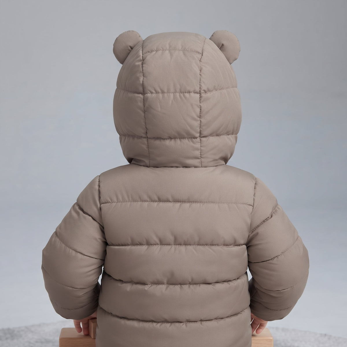 Chaqueta acolchada EmpiBy color topo para bebé con capucha y orejitas de oso, vista trasera