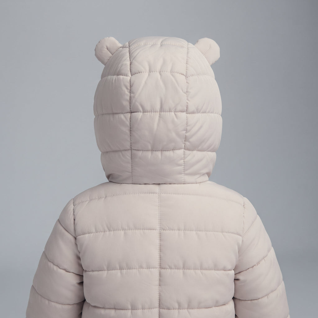 Vista trasera de la chaqueta acolchada EmpiBy Little Bear en color beige con capucha y orejitas de oso para bebé