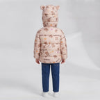 Vista trasera de niño con chaqueta acolchada EmpiBy beige claro con estampado de capibaras y capucha con orejitas 3D