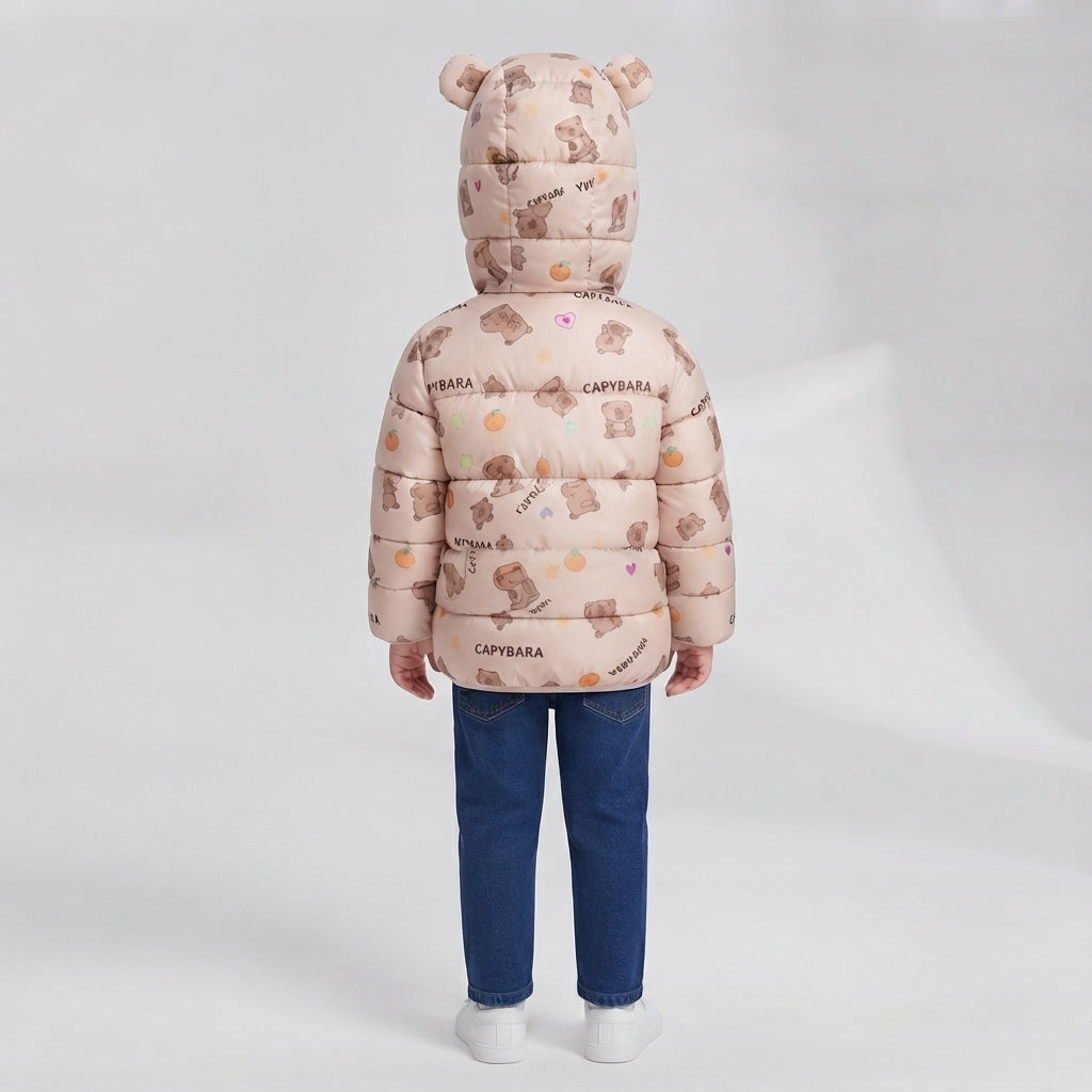 Vista trasera de niño con chaqueta acolchada EmpiBy beige claro con estampado de capibaras y capucha con orejitas 3D