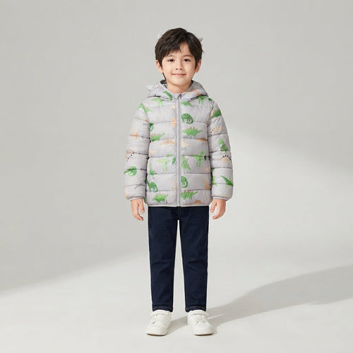 Niño vistiendo chaqueta acolchada gris EmpiBy con estampado de dinosaurios y capucha, ideal para días fríos.