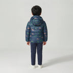 Niño de espaldas vistiendo chaqueta acolchada EmpiBy azul marino con estampado de dinosaurios y capucha