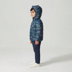 Niño vistiendo chaqueta acolchada EmpiBy azul con estampado de dinosaurios y capucha con orejas de dinosaurio