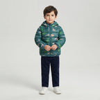 Niño vistiendo chaqueta acolchada EmpiBy verde bosque con estampado de dinosaurios y capucha para expediciones