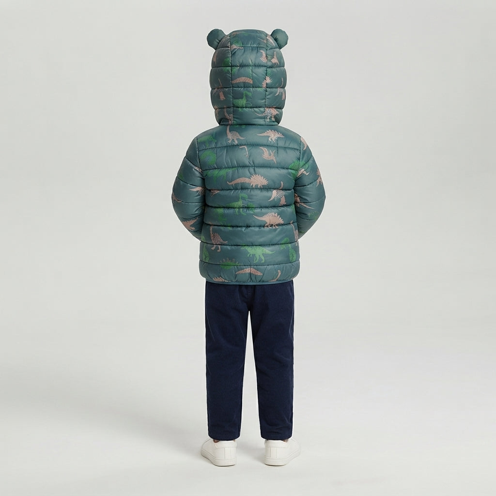 Vista trasera de niño con chaqueta acolchada EmpiBy verde bosque con estampado de dinosaurios y capucha con orejas