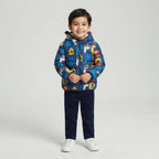Niño vistiendo chaqueta acolchada EmpiBy azul con estampado colorido de animales y letras del abecedario