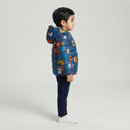 Niño de perfil vistiendo chaqueta acolchada azul EmpiBy con estampado educativo de animales y letras del abecedario
