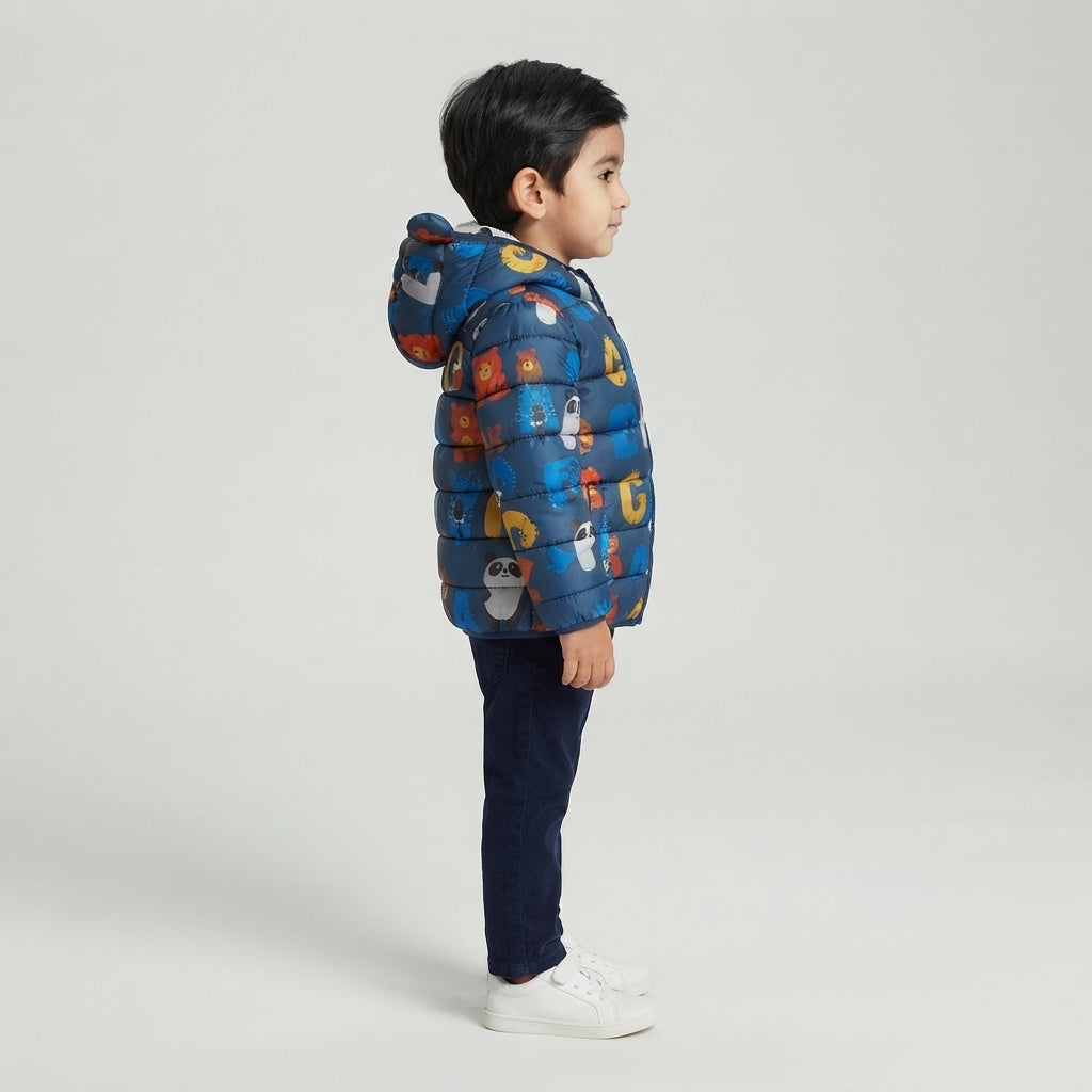 Niño de perfil vistiendo chaqueta acolchada azul EmpiBy con estampado educativo de animales y letras del abecedario