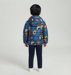 Niño de espaldas vistiendo chaqueta acolchada azul EmpiBy con estampado colorido de animales y letras del abecedario
