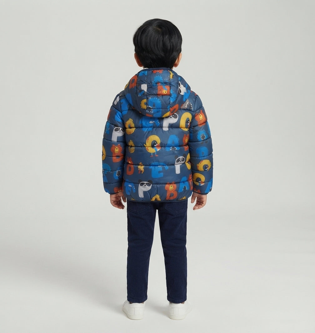 Niño de espaldas vistiendo chaqueta acolchada azul EmpiBy con estampado colorido de animales y letras del abecedario