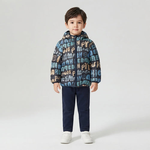 Niño vistiendo chaqueta acolchada EmpiBy con capucha y estampado de letras coloridas sobre fondo azul oscuro