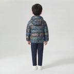 Vista trasera de niño con chaqueta acolchada EmpiBy con capucha y estampado de letras coloridas sobre fondo oscuro