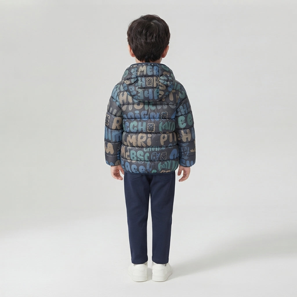 Vista trasera de niño con chaqueta acolchada EmpiBy con capucha y estampado de letras coloridas sobre fondo oscuro