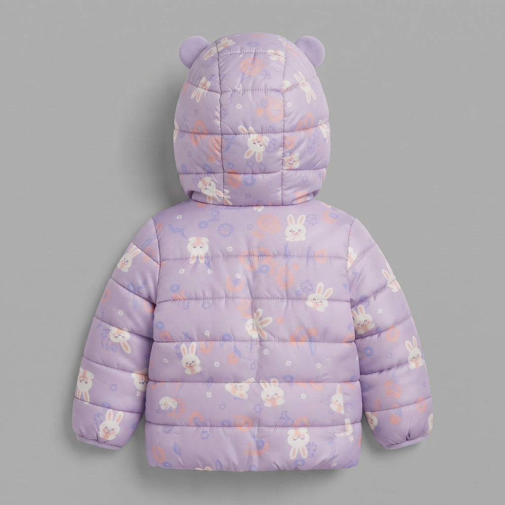 Chaqueta acolchada EmpiBy para niña en color lavanda con estampado de conejitos y capucha con orejas