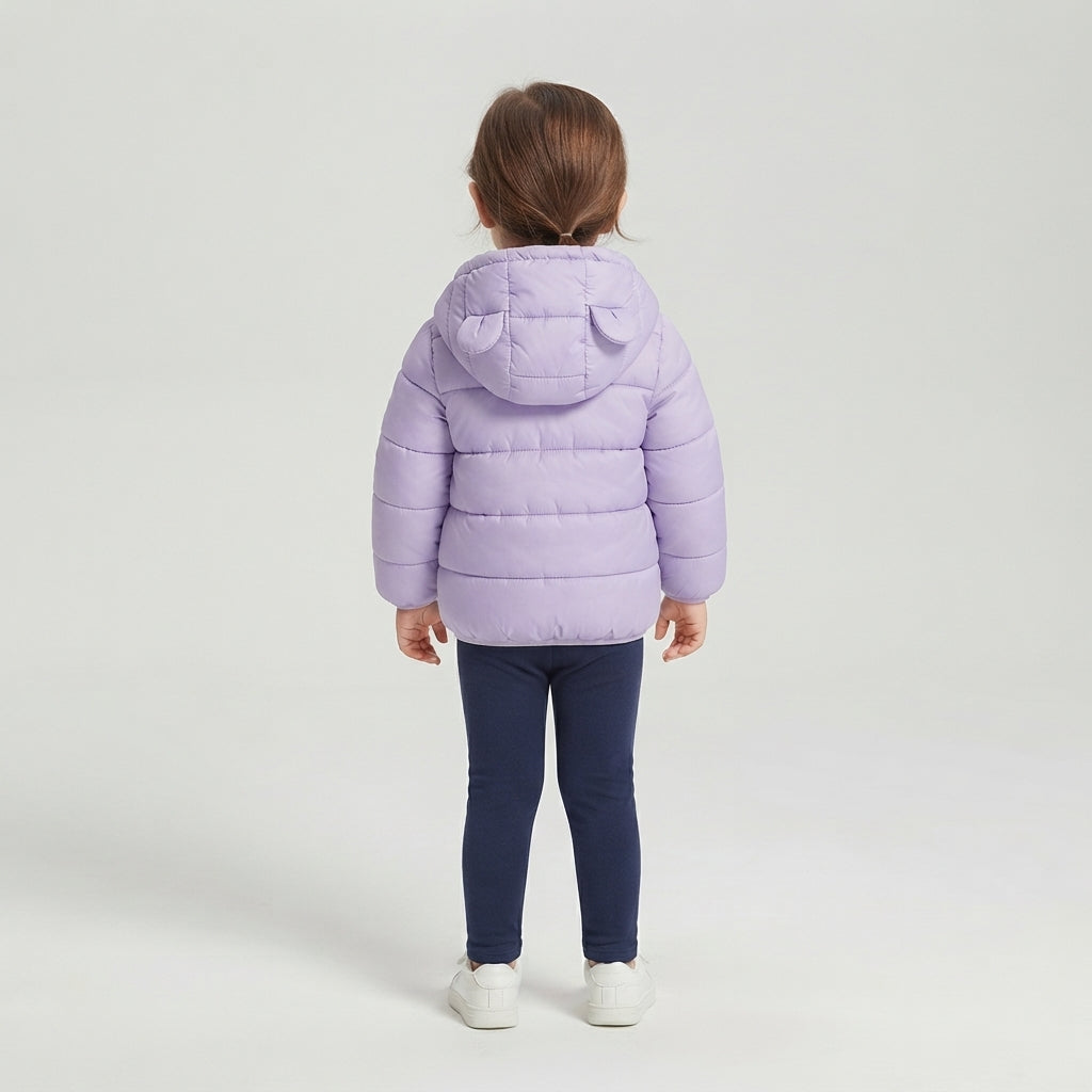 Vista trasera de niña con chaqueta acolchada EmpiBy color lila con capucha y orejitas decorativas