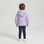 Vista trasera de niña con chaqueta acolchada EmpiBy color lila con capucha y orejitas decorativas