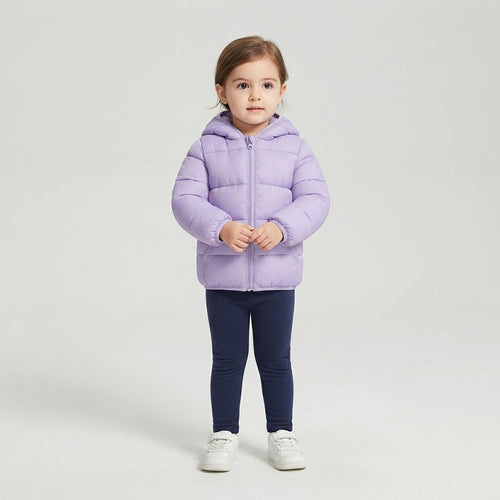 Niña pequeña vistiendo chaqueta acolchada EmpiBy color lila con capucha y orejitas decorativas sobre fondo neutro