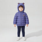 Niño pequeño vistiendo chaqueta acolchada morada EmpiBy con capucha de osito y orejas decorativas