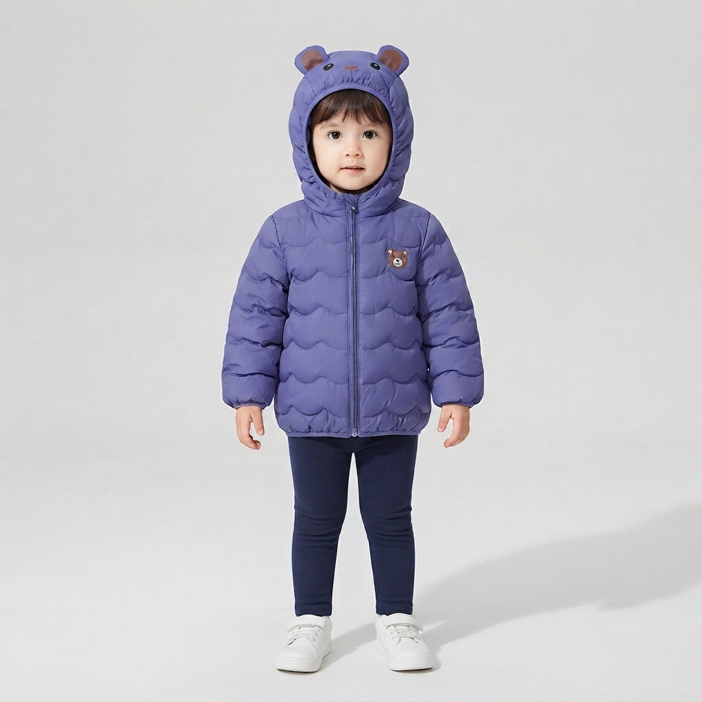 Niño pequeño vistiendo chaqueta acolchada morada EmpiBy con capucha de osito y orejas decorativas