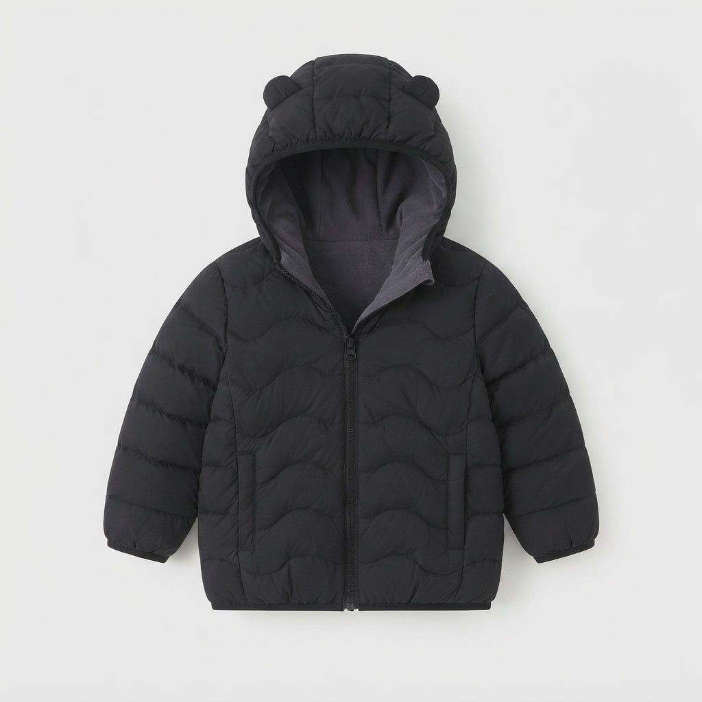 Chaqueta acolchada negra EmpiBy para niño con capucha y orejitas decorativas, diseño minimalista y cálido.