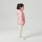Niña de perfil vistiendo chaqueta acolchada ligera rosa EmpiBy con estampado de ositos y capucha