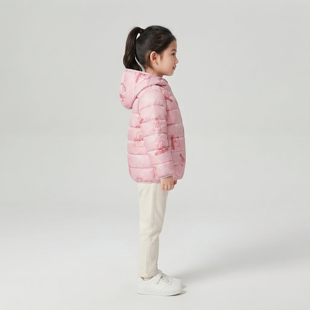 Niña de perfil vistiendo chaqueta acolchada ligera rosa EmpiBy con estampado de ositos y capucha