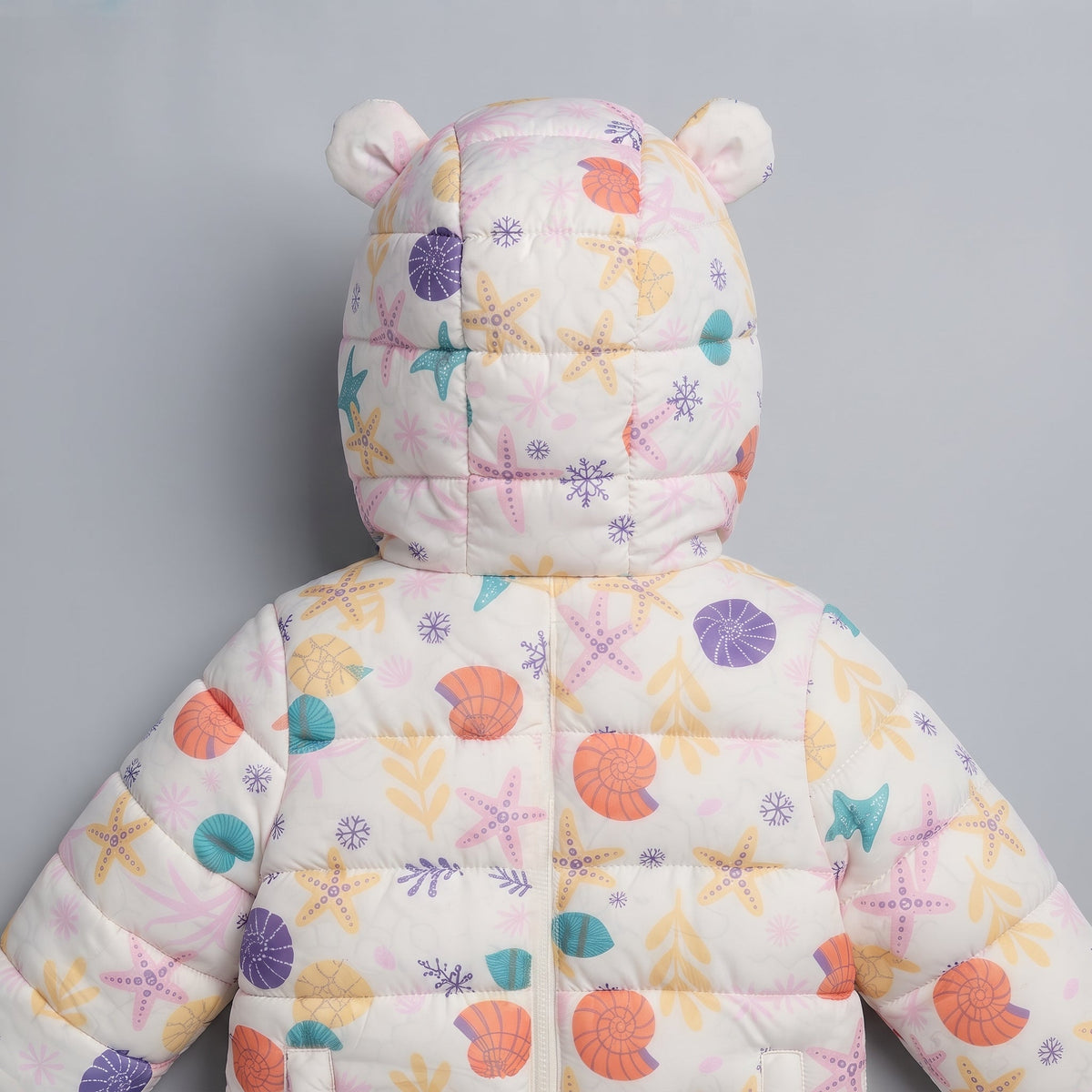 Chaqueta acolchada EmpiBy para niña con estampado de motivos marinos y capucha con orejitas en color blanco