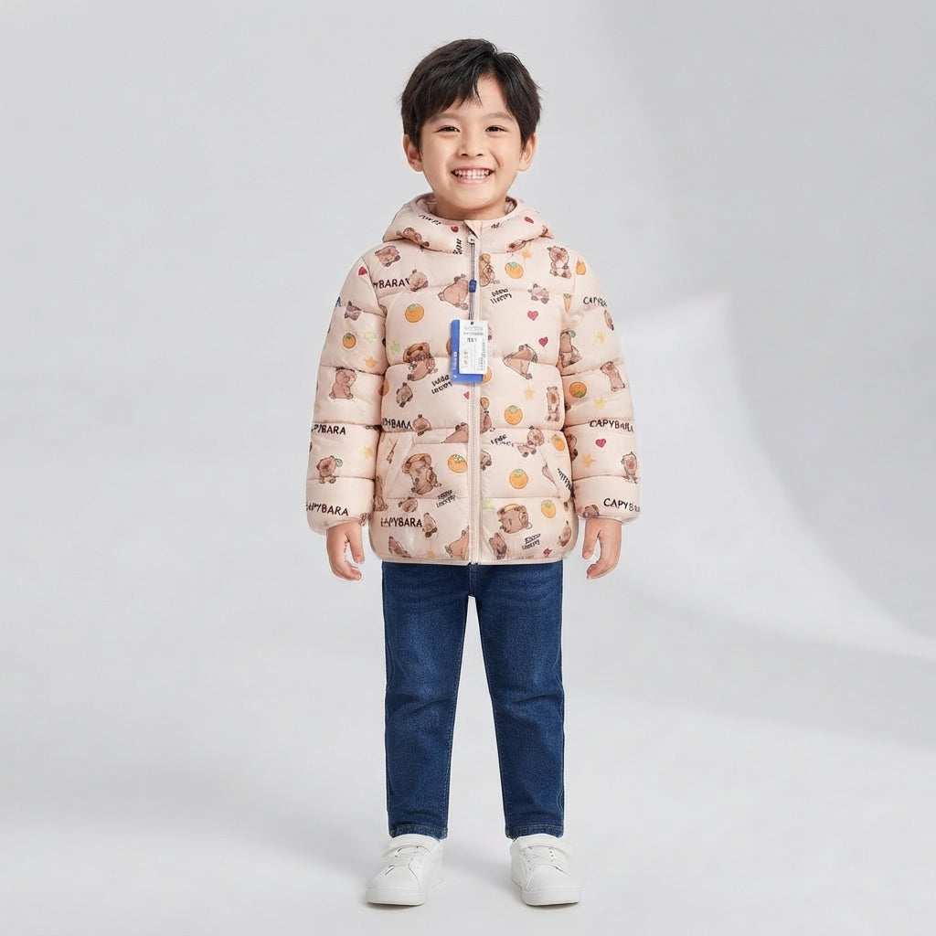 Niño sonriente vistiendo chaqueta acolchada EmpiBy beige claro con estampado de ositos y capucha con orejitas 3D