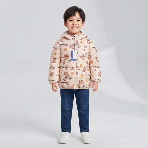 Niño sonriente vistiendo chaqueta acolchada EmpiBy beige claro con estampado de ositos y capucha con orejitas 3D