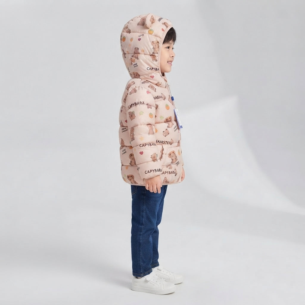 Niño vistiendo chaqueta acolchada EmpiBy beige claro con estampado de ositos y capucha con orejitas 3D