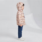 Niño vistiendo chaqueta acolchada EmpiBy beige claro con estampado de ositos y capucha con orejitas 3D