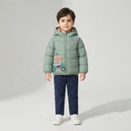 Niño vistiendo chaqueta acolchada verde EmpiBy con estampado de osito y capucha para invierno