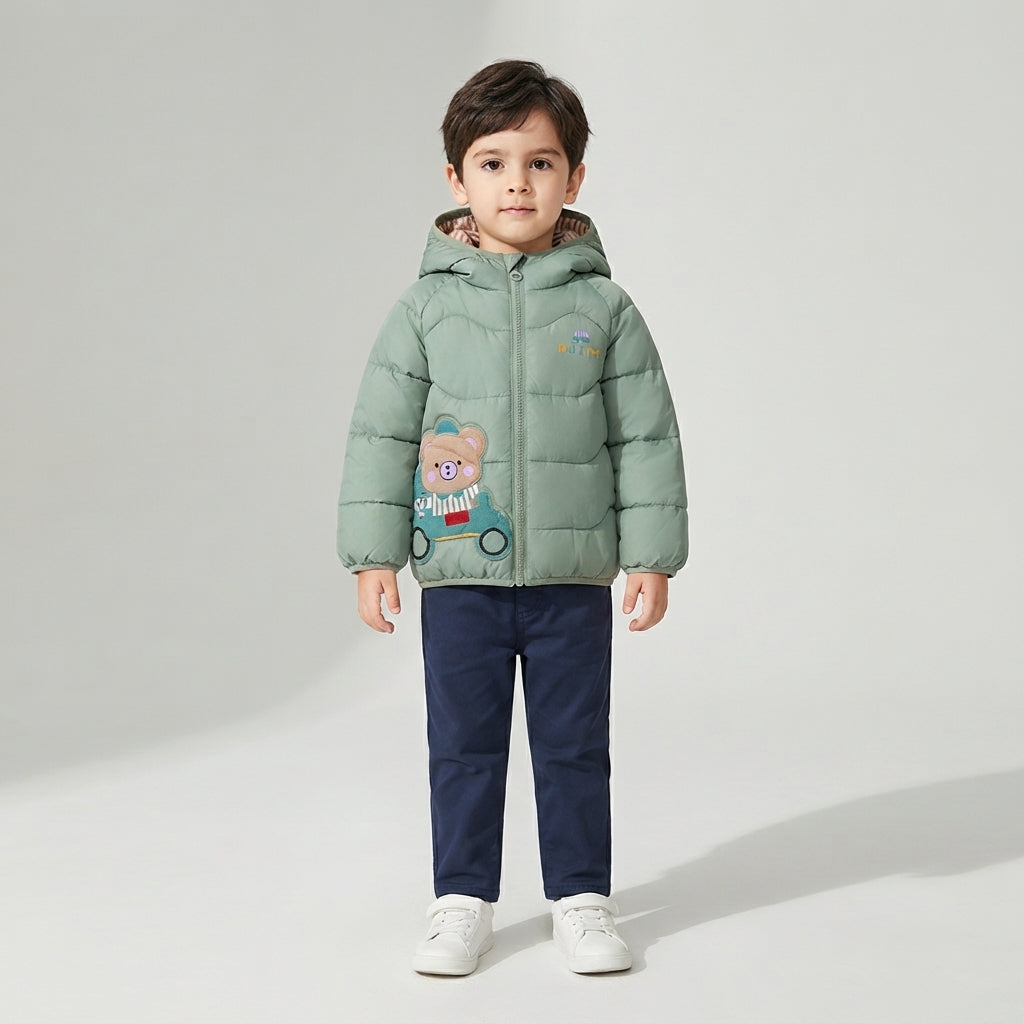Niño vistiendo chaqueta acolchada verde EmpiBy con estampado de osito y capucha para invierno