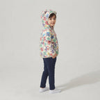 Niña vistiendo chaqueta acolchada EmpiBy con estampado de ositos y flores coloridas y capucha con orejitas