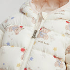 Chaqueta acolchada EmpiBy para niña con estampado de ositos, manzanas y estrellas en tonos cálidos y cierre de oso.
