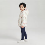 Niña vistiendo chaqueta acolchada EmpiBy con estampado de ositos y manzanas sobre fondo blanco