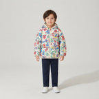 Niño vistiendo chaqueta acolchada EmpiBy con estampado de ositos y flores coloridas sobre fondo blanco
