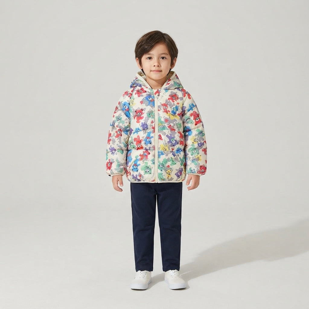 Niño vistiendo chaqueta acolchada EmpiBy con estampado de ositos y flores coloridas sobre fondo blanco