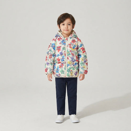 Niño vistiendo chaqueta acolchada EmpiBy con estampado de ositos y flores coloridas sobre fondo blanco