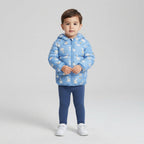 Niño pequeño vistiendo chaqueta acolchada azul EmpiBy con estampado de patitos blancos y capucha