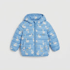 Chaqueta acolchada EmpiBy azul claro con estampado de patitos blancos, capucha y cierre frontal de cremallera.