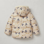 Chaqueta acolchada EmpiBy con capucha y estampado de perritos salchicha con globos sobre fondo beige claro