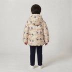 Vista trasera de niño con chaqueta acolchada EmpiBy beige con estampado de perritos y capucha con forro de borreguito