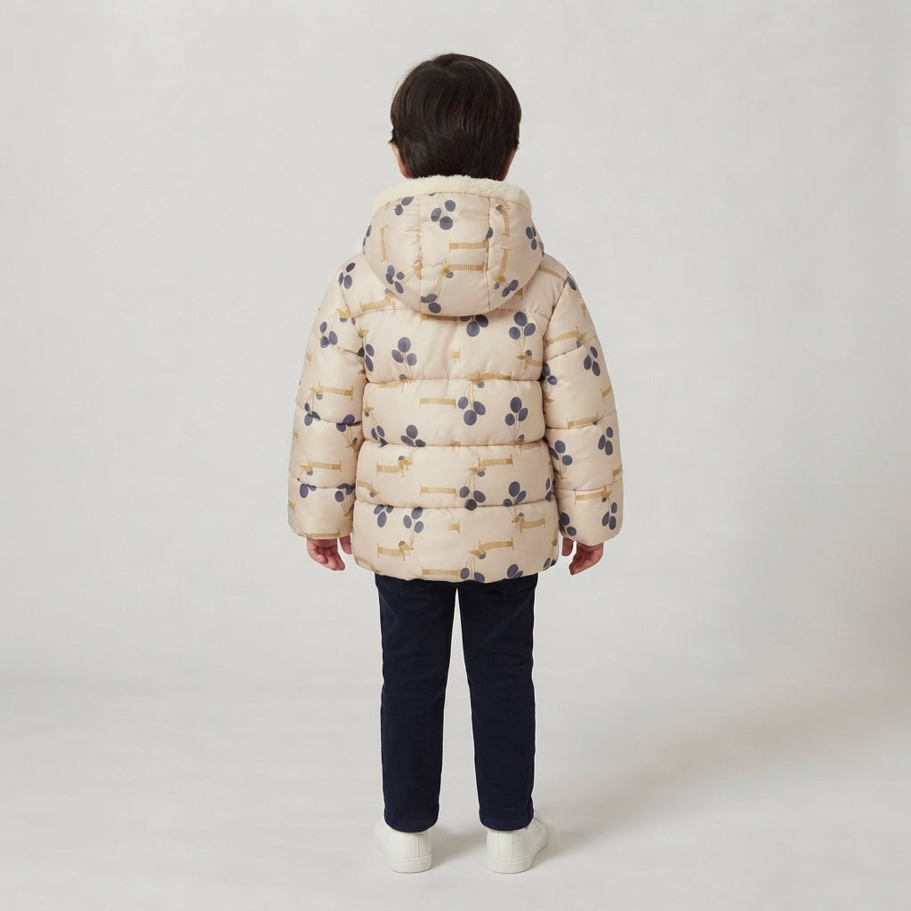 Vista trasera de niño con chaqueta acolchada EmpiBy beige con estampado de perritos y capucha con forro de borreguito