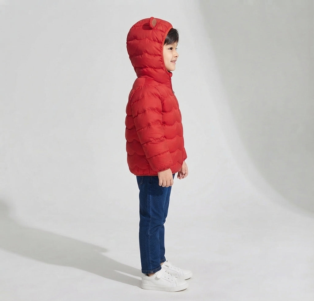 Niño vistiendo chaqueta acolchada impermeable roja EmpiBy con capucha y orejitas, vista lateral